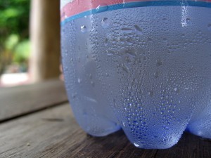 1280px-Condensation_on_water_bottle